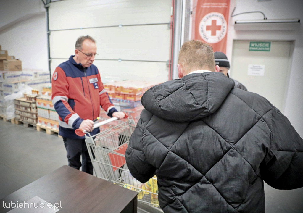 Paczki żywnościowe już trafiają do potrzebujących