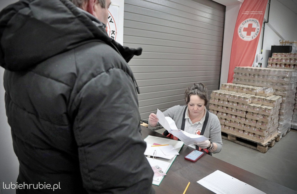 Paczki żywnościowe już trafiają do potrzebujących