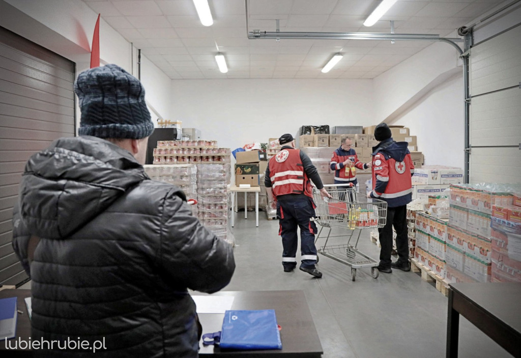 Paczki żywnościowe już trafiają do potrzebujących