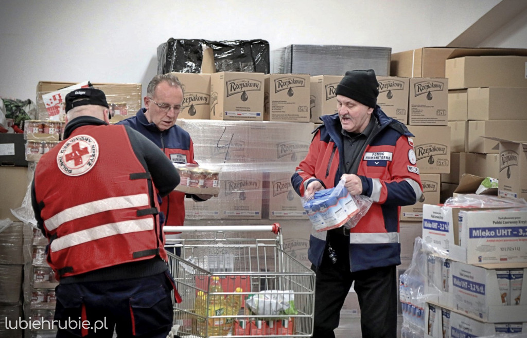 Paczki żywnościowe już trafiają do potrzebujących