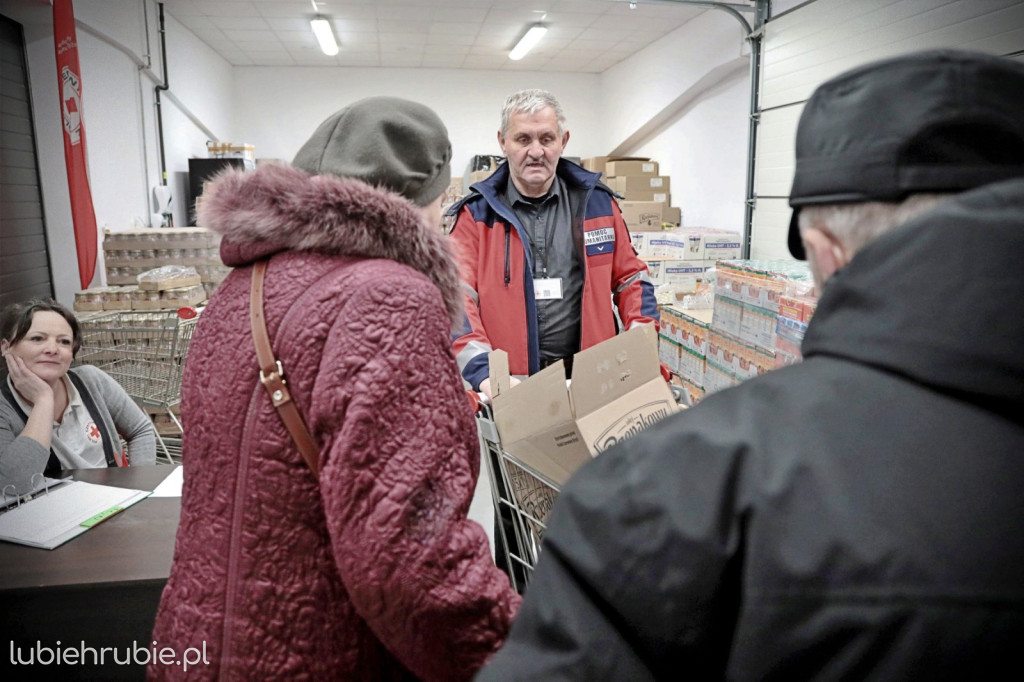 Paczki żywnościowe już trafiają do potrzebujących