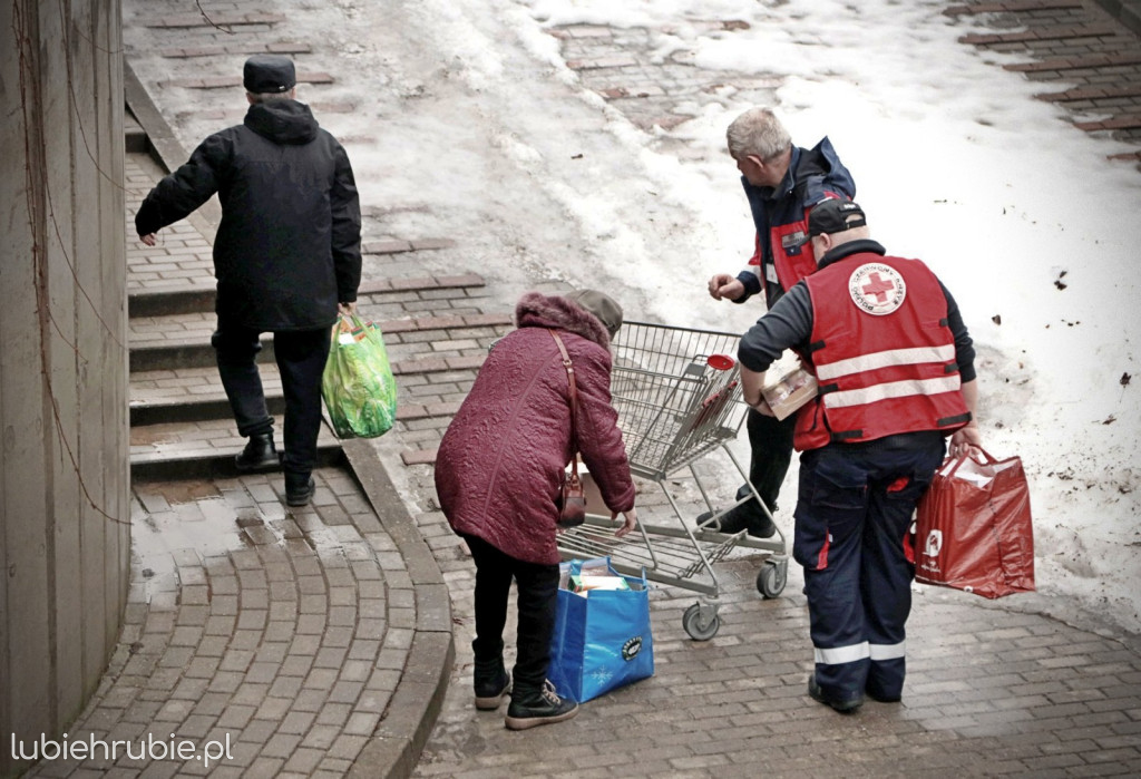 Paczki żywnościowe już trafiają do potrzebujących