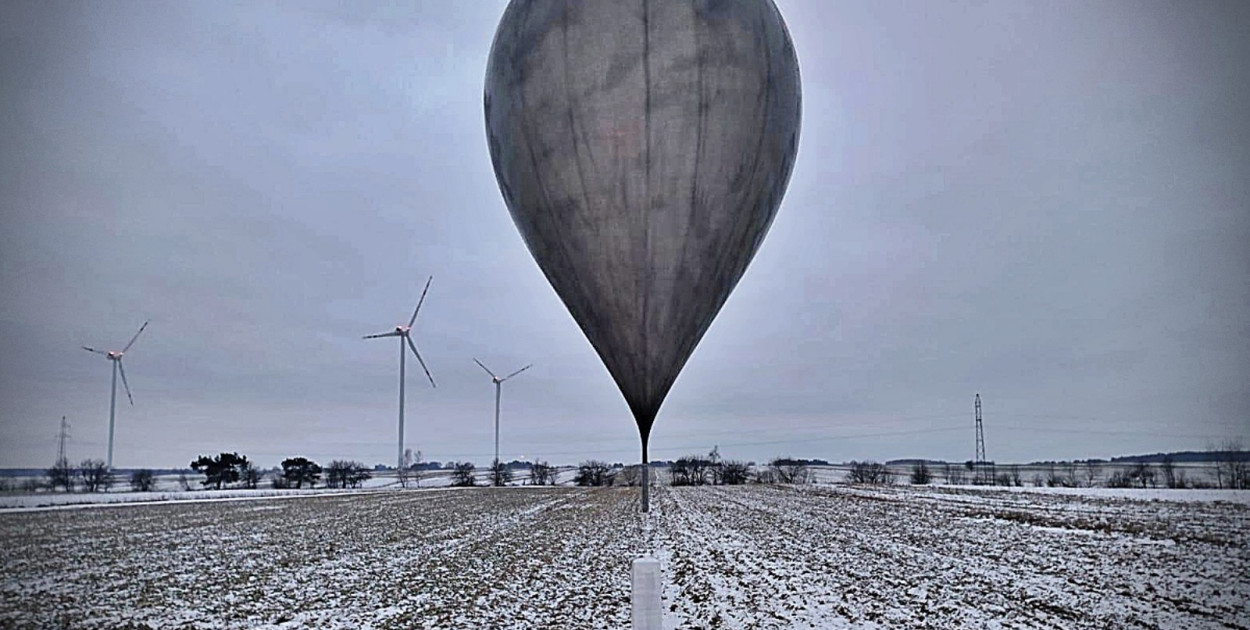 Czarne balony z kontrabandą