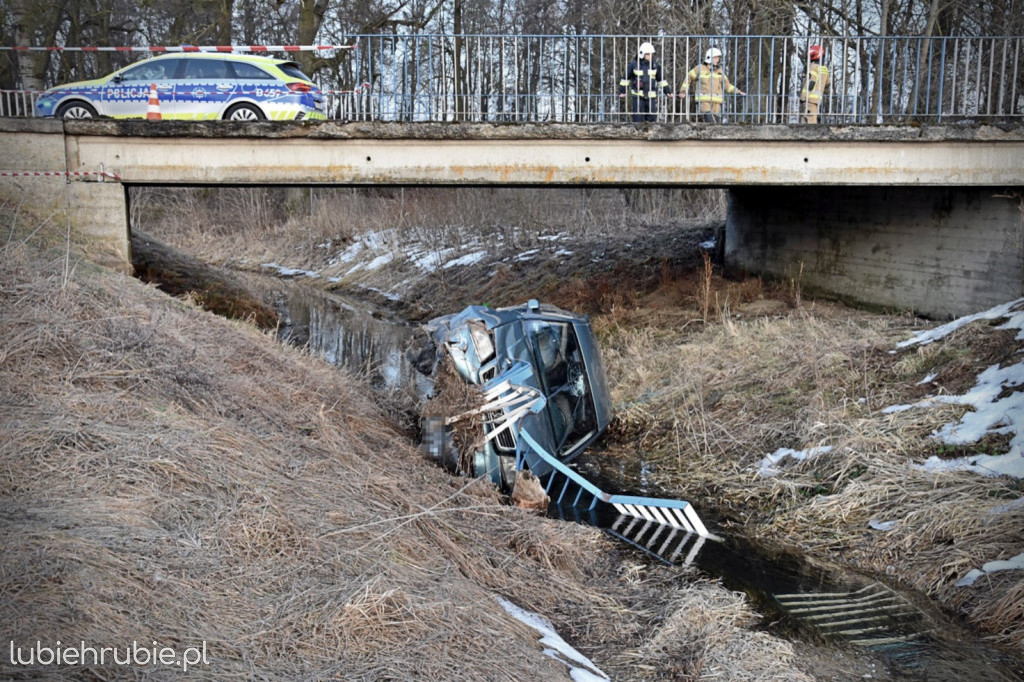 Pijany wjechał Audi do rzeki