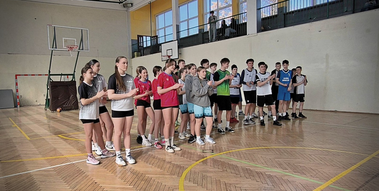 Dziewczęta z Jedynki oraz chłopcy z Dwójki mistrzami powiatu