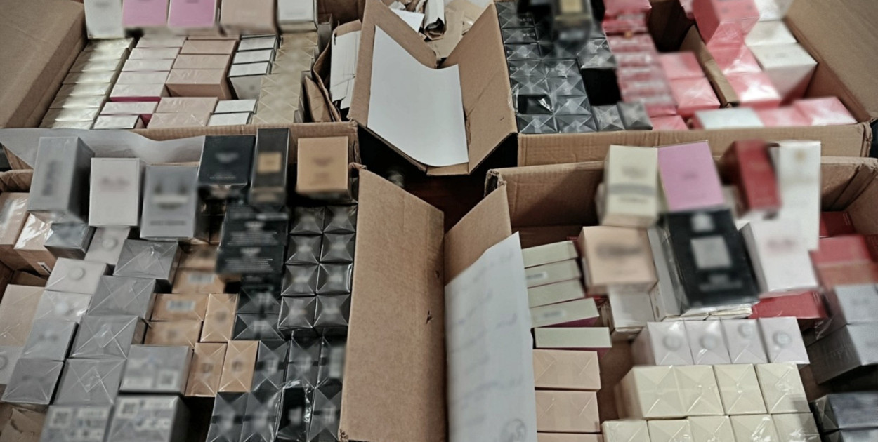 Zabezpieczono ponad 1300 sztuk podrobionych perfum