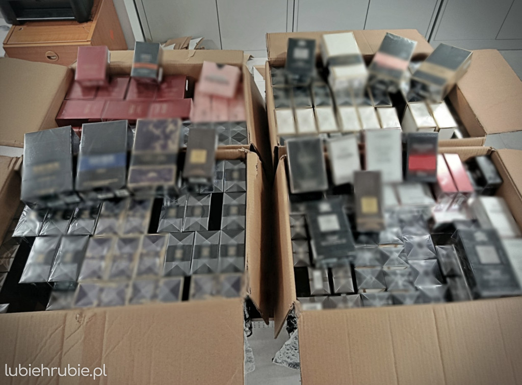 Zabezpieczono ponad 1300 sztuk podrobionych perfum