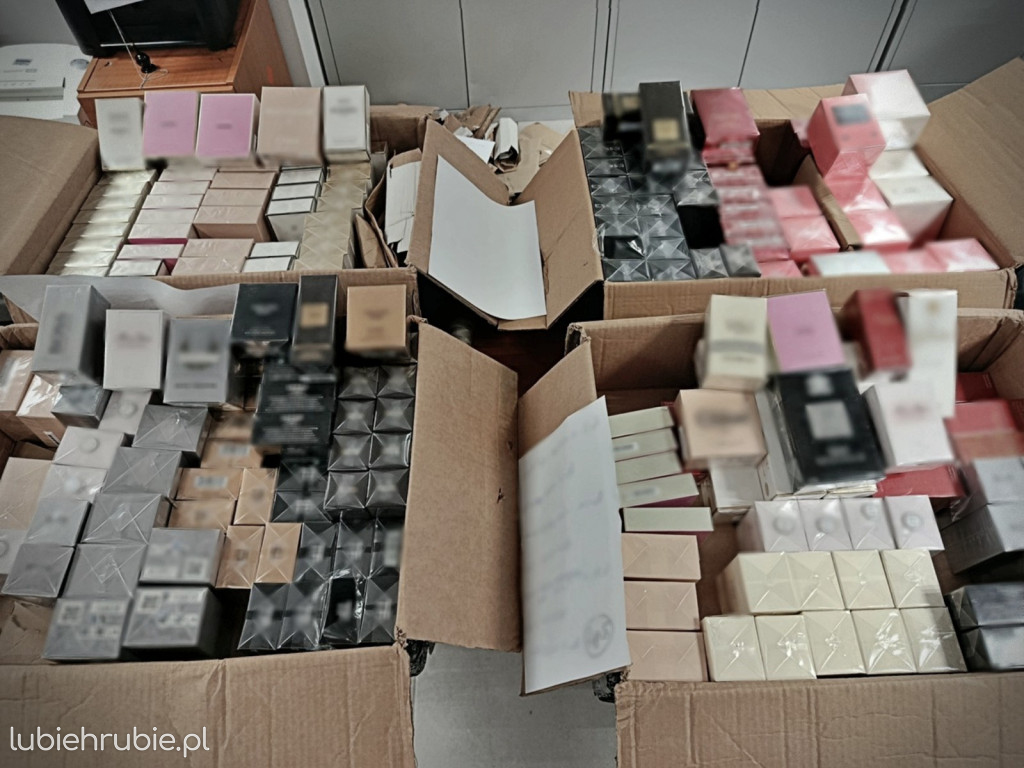 Zabezpieczono ponad 1300 sztuk podrobionych perfum