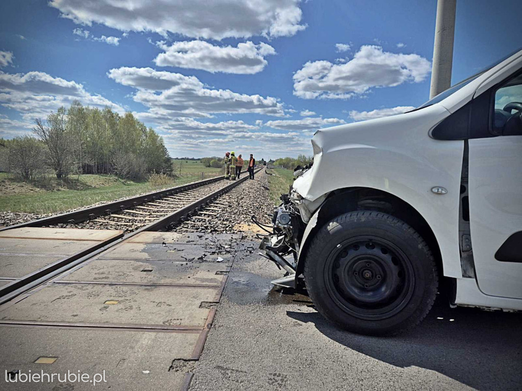 Wjechał Citroenem pod pociąg