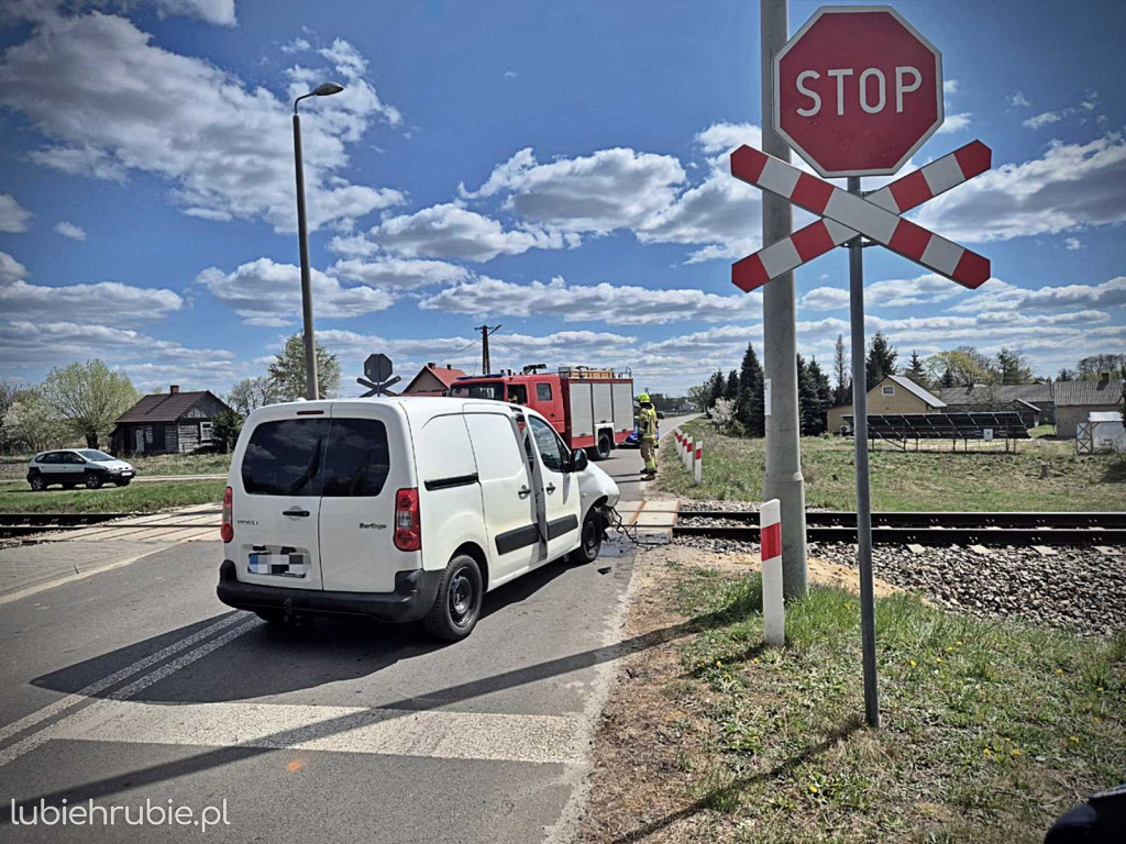 Wjechał Citroenem pod pociąg