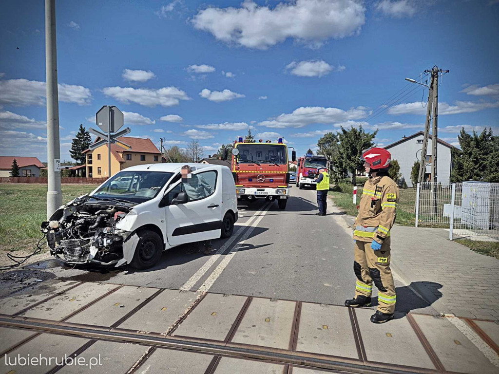 Wjechał Citroenem pod pociąg