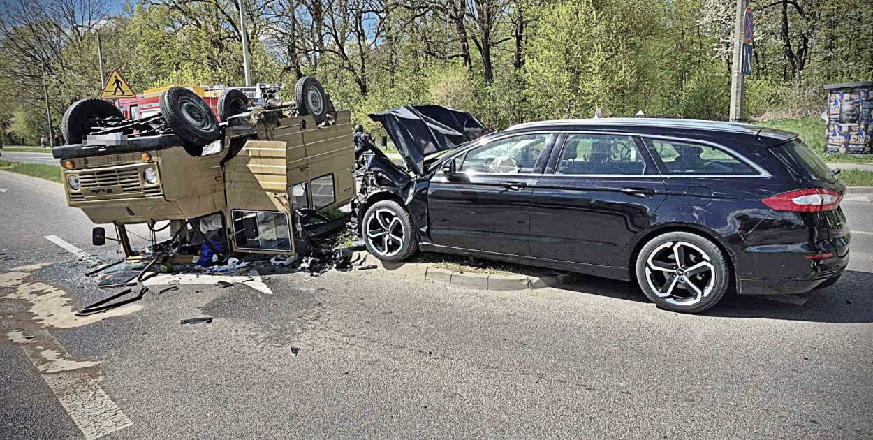 Zderzenie i dachowanie Żuka