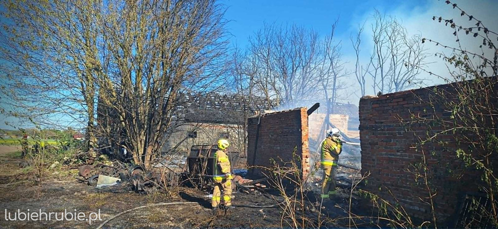 Pożar dwóch budynków inwentarskich w miejscowości Husynne