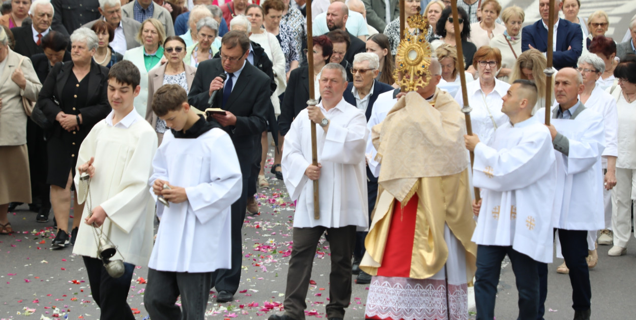 Procesja Bożego Ciała w centrum Hrubieszowa