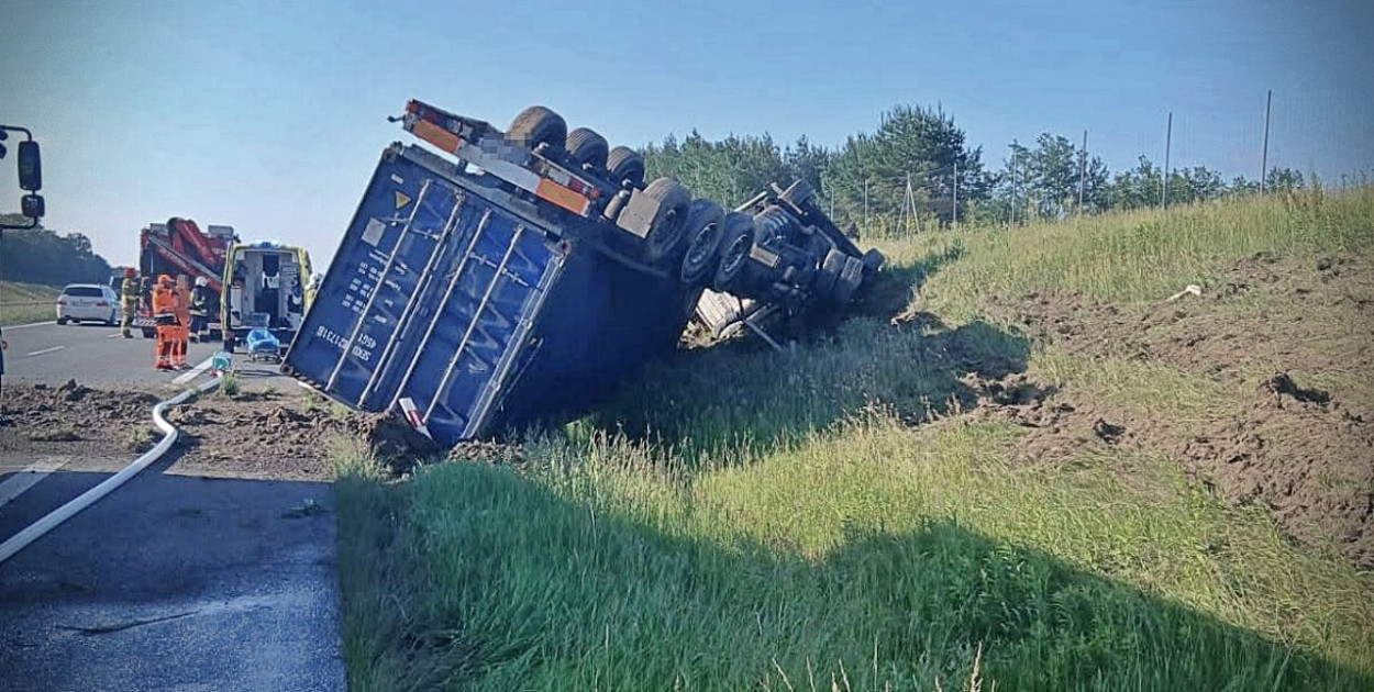 Dachowanie ciężarówki na S17