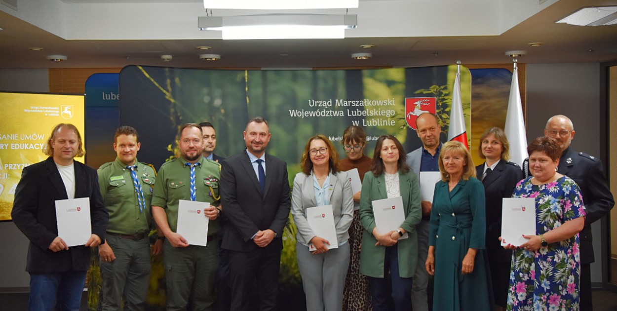 Podpisanie umów na zajęcia przyrodnicze w terenie