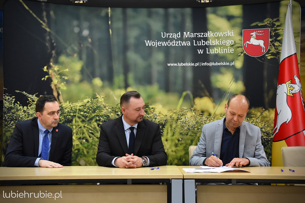 Podpisanie umów na zajęcia przyrodnicze w terenie