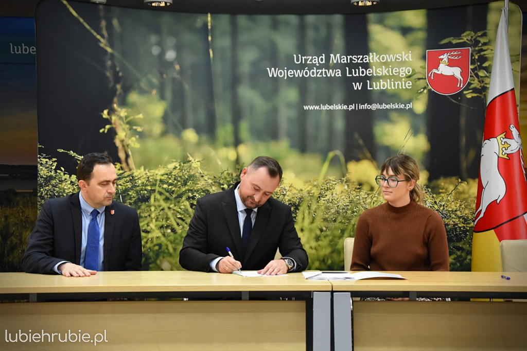 Podpisanie umów na zajęcia przyrodnicze w terenie