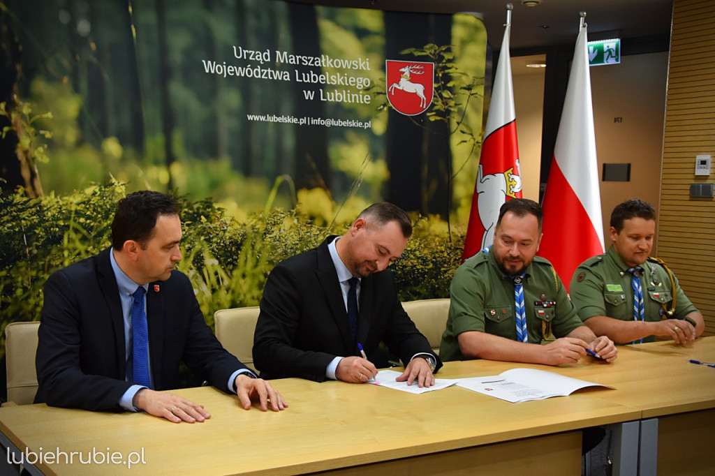 Podpisanie umów na zajęcia przyrodnicze w terenie