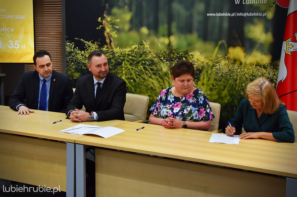 Podpisanie umów na zajęcia przyrodnicze w terenie