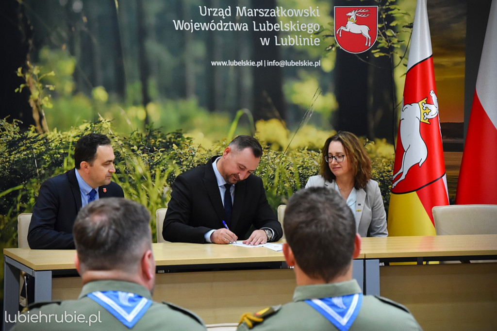 Podpisanie umów na zajęcia przyrodnicze w terenie