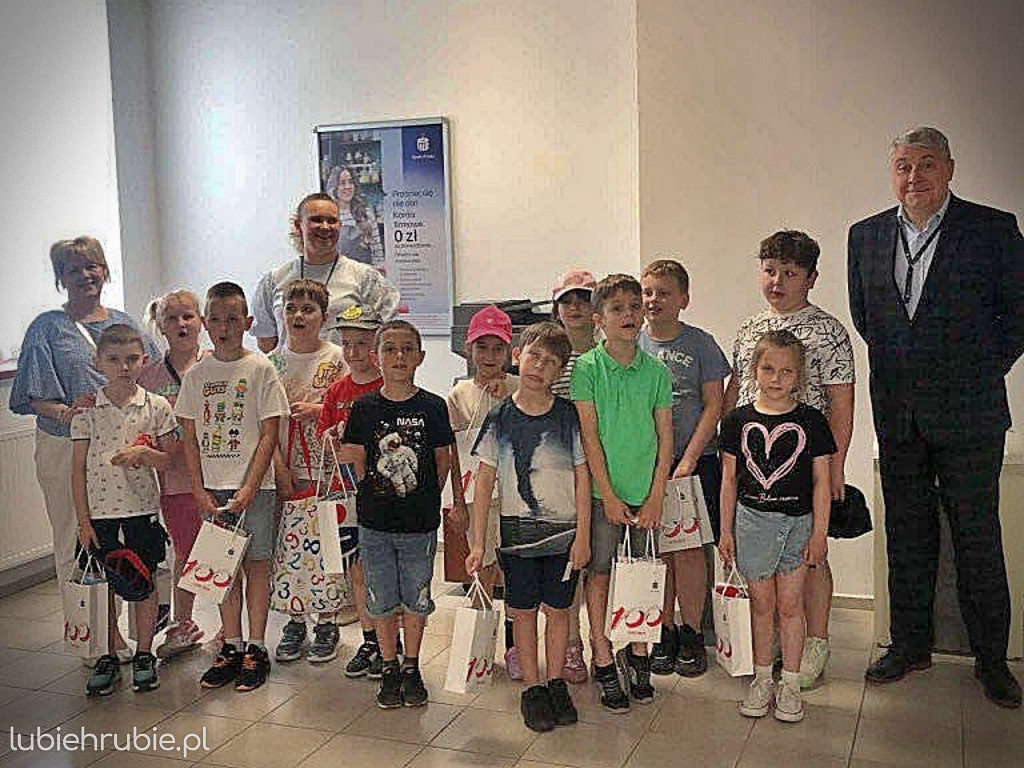 Dzieci z wizytą w banku