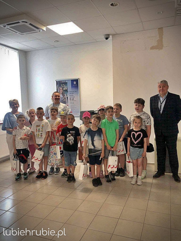 Dzieci z wizytą w banku