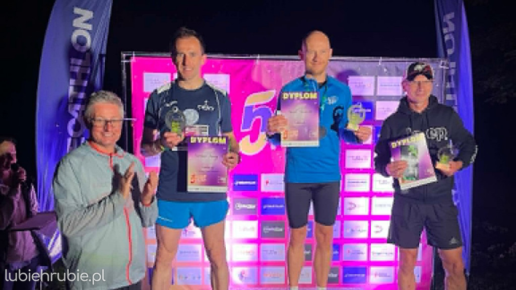 Ksiądz Tomasz Szady na podium w Lublinie