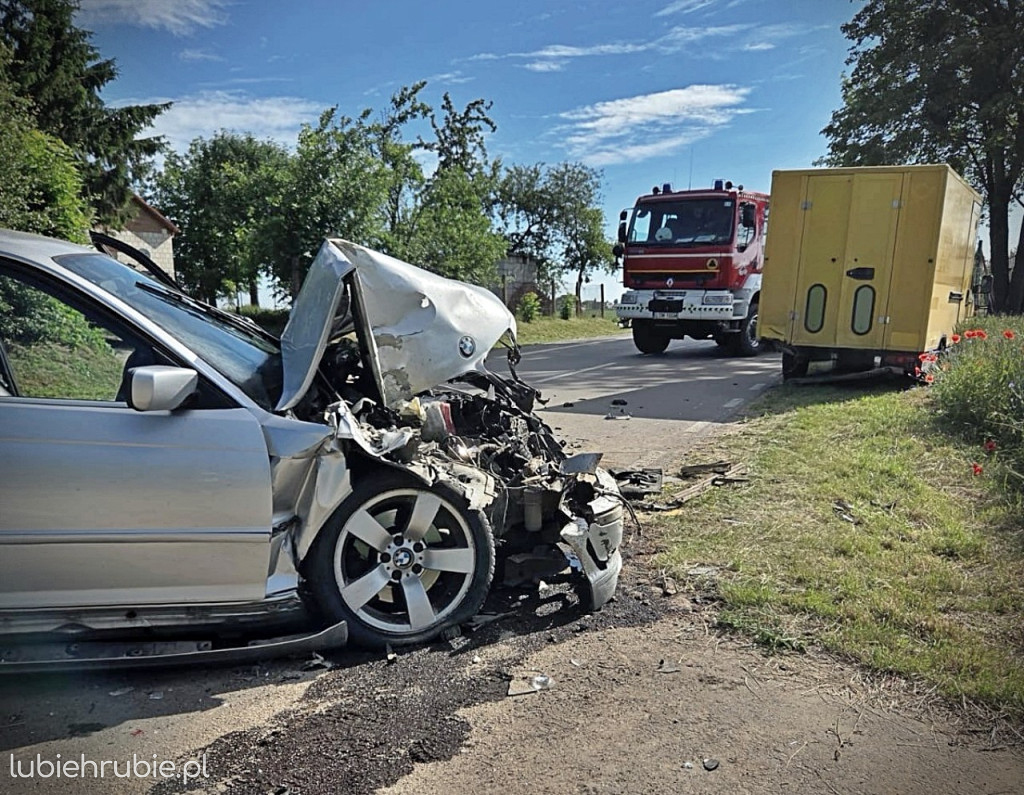Wjechał w sklep obwoźny i potrącił 64-latkę