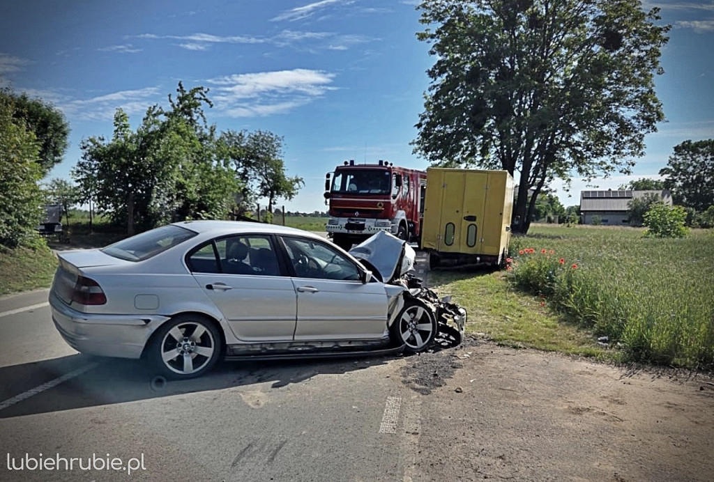 Wjechał w sklep obwoźny i potrącił 64-latkę