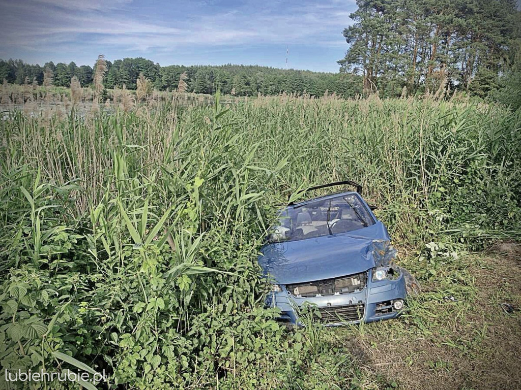 Zasłabł za kierownicą, uderzył w drzewo i dachował