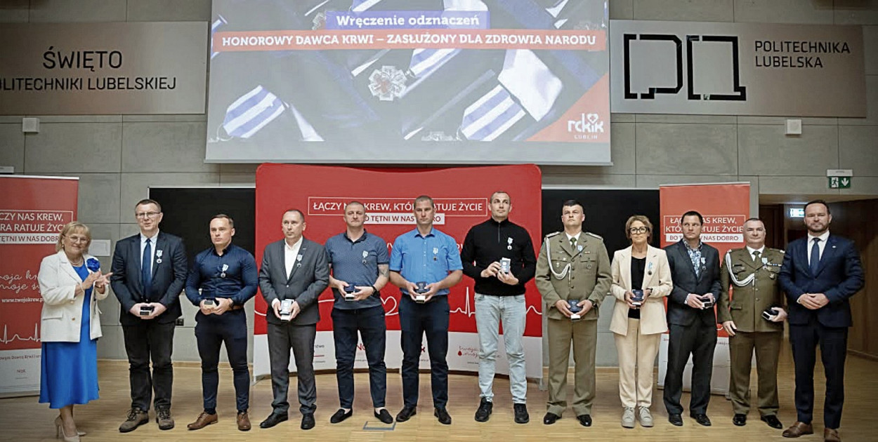 Funkcjonariusze odznaczeni medalami