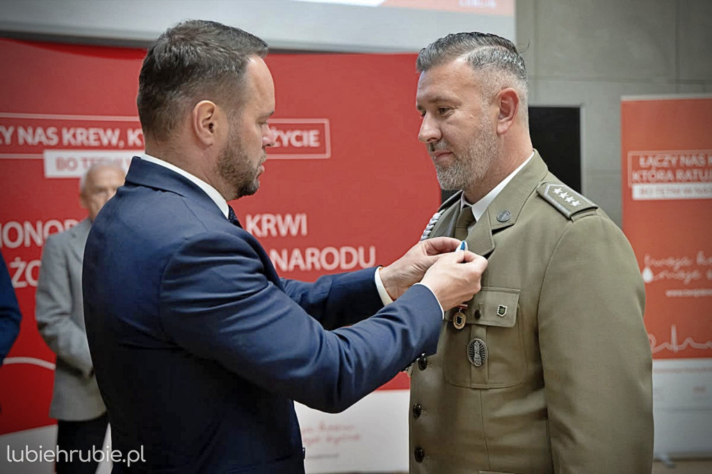 Funkcjonariusze odznaczeni medalami