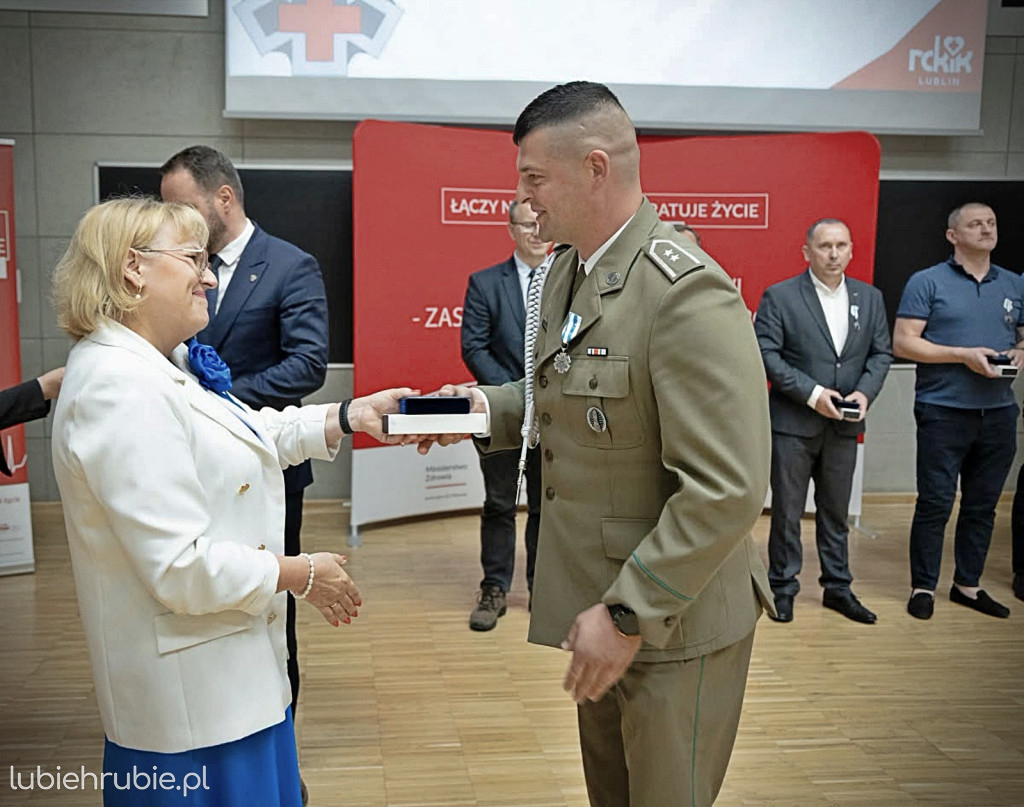 Funkcjonariusze odznaczeni medalami