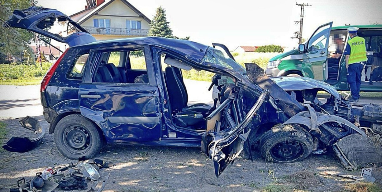 Wypadek nastolatków zakończony dachowaniem