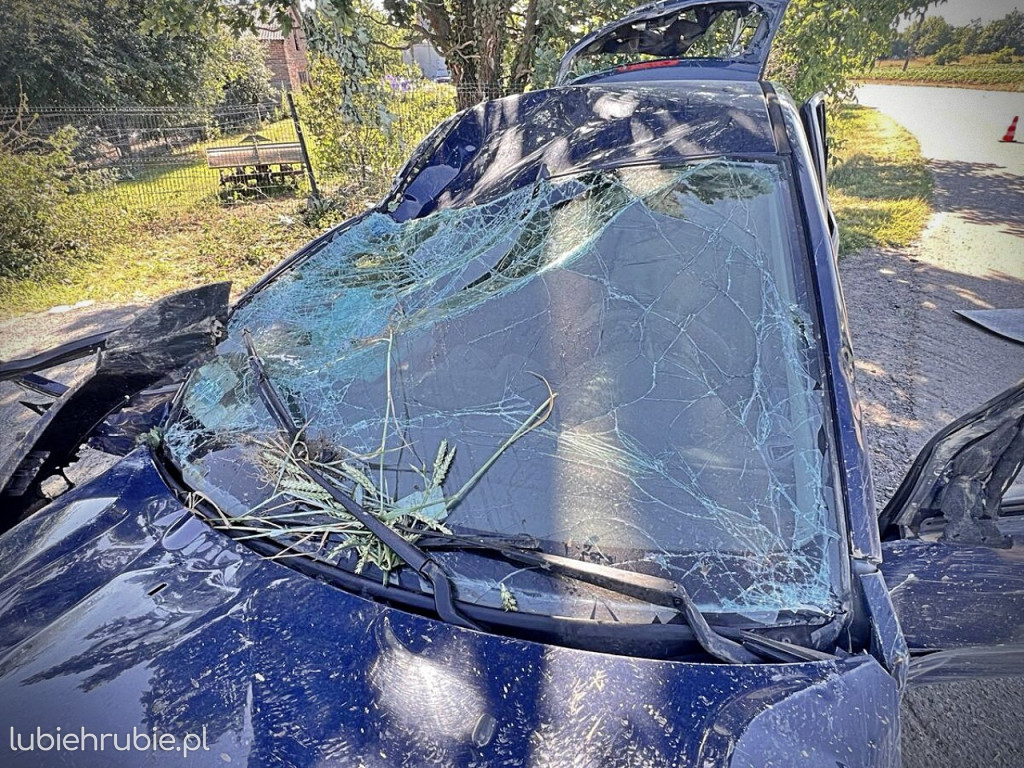 Wypadek nastolatków zakończony dachowaniem