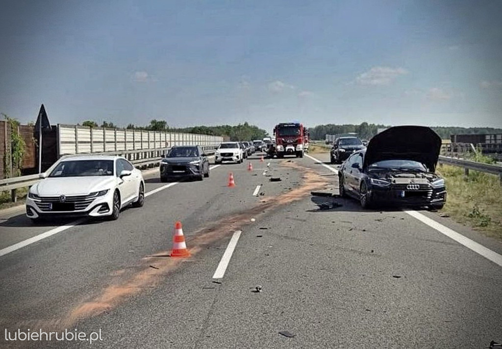 Zderzenie trzech aut na drodze S17