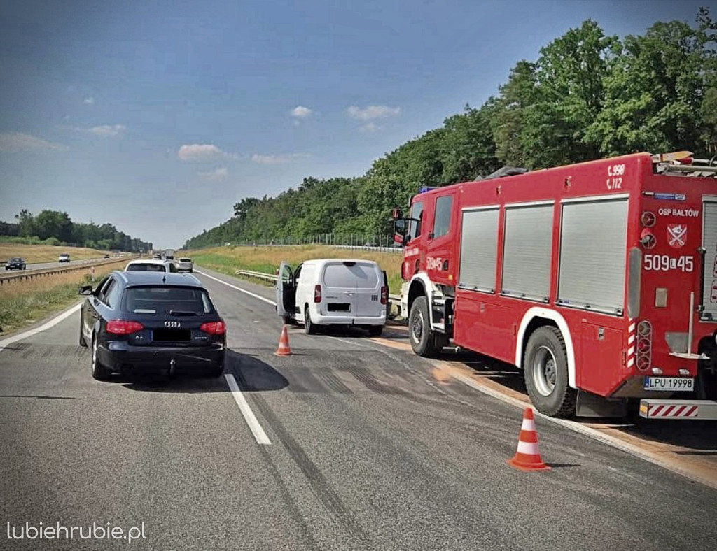 Zderzenie trzech aut na drodze S17