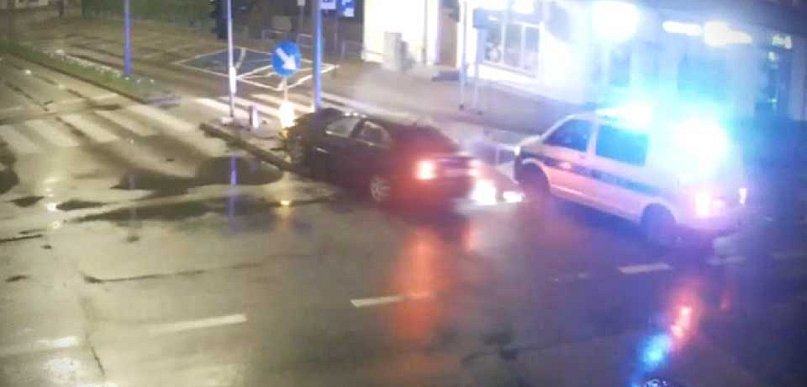 Uciekając na "podwójnym gazie" uderzył w słup. Zobacz nagranie [WIDEO]