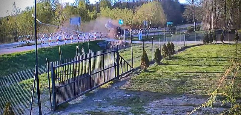  Pijany "przeleciał" przez ścieżkę rowerową i dachował. Zobacz…