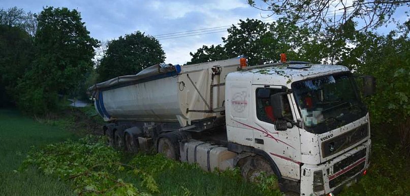  Ciężarówką wylądował w rowie. Miał 3 promile i dożywotni zakaz…