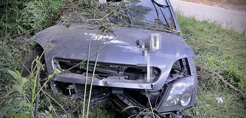 Uderzył w skarpę koło Grabowca. Miał prawie 1,5 promila [ZDJĘCIA]