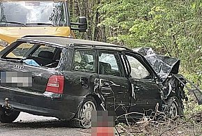 Pijany wjechał w drzewo. Potem uciekł pieszo, pozostawiając rannego pasażera