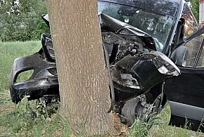 Uchanie: Bus uderzył w drzewo. Trzy osoby ranne