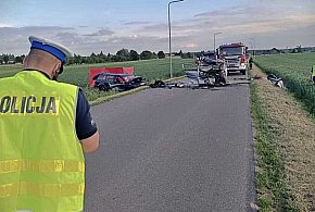 Tragiczny finał czołowego zderzenia. Nie żyją dwie osoby
