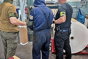 KAS i CBŚP zlikwidowały nielegalną drukarnię półproduktów do produkcji papierosów