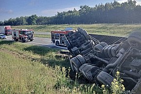 Dachowanie ciężarówki na S17. Kierowca zasnął