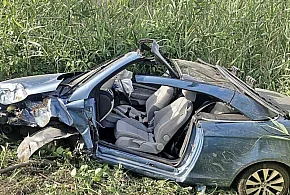 Zasłabł za kierownicą, uderzył w drzewo i dachował