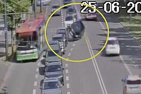19-latka podczas zmiany pasa przewróciła Toyotę na bok