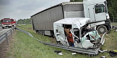 Tragiczny wypadek na S12. W ciężarówce wystrzeliła opona